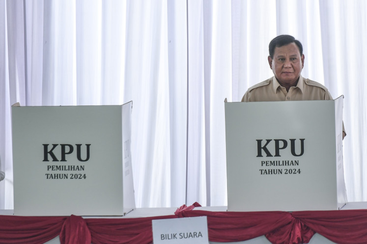 Presiden Prabowo Subianto berdiri di depan bilik suara untuk Pilkada 2024 di TPS Bojong Koneng, Bogor, Jawa Barat, tanggal 27 November 2024. Indonesia mengadakan pilkada serentak di 37 provinsi dan lebih dari 500 kota serta kabupaten di seluruh negeri memilih kepala pemerintahan baru.